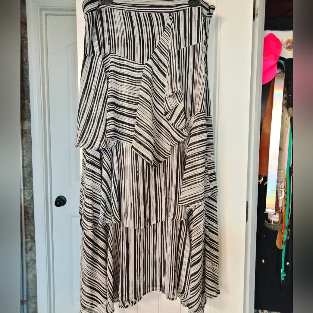 INC International Concepts Black White Lined Flowy Maxi Skirt Size 12.